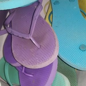 5 pairs of used flip flops